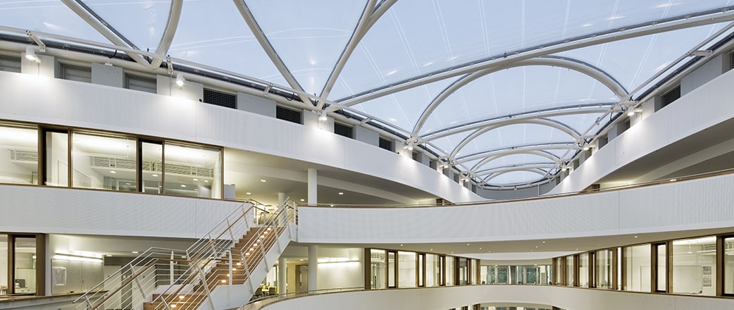 Leichte Folienkissen aus Texlon® ETFE überspannen den Innenhof des Zentrums für Freie-Elektronen-Laserwissenschaft (CFEL) in Hamburg.