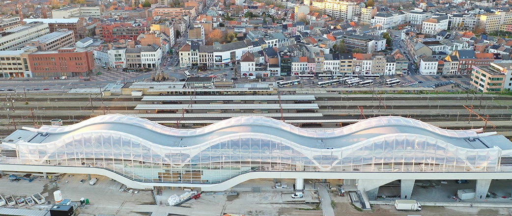 Blick auf die neue Bahnsteighalle an den Gleisen 11 und 12 des belgischen Bahnhofs Mechelen. Eine beeindruckende Architektur für das öffentliche Infrastrukturprojekt in Belgien.