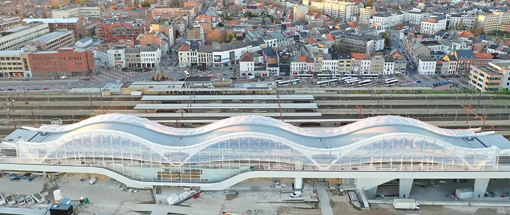 Blick auf die neue Bahnsteighalle an den Gleisen 11 und 12 des belgischen Bahnhofs Mechelen. Eine beeindruckende Architektur für das öffentliche Infrastrukturprojekt in Belgien.