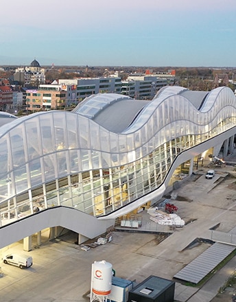 Neue Bahnsteighalle an den Gleisen 11 und 12 des belgischen Bahnhofs Mechelen mit seiner beeindruckenden Architektur für das öffentliche Infrastrukturprojekt.