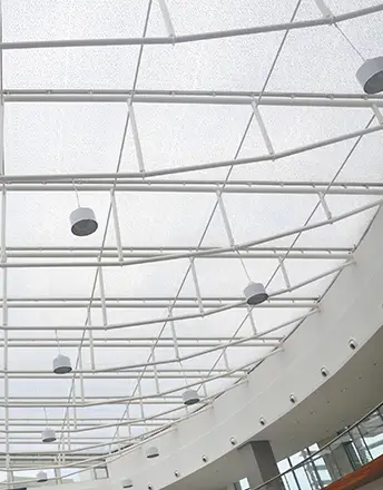 Ein Atrium der KCC Mall ist mit einem bedruckten Texlon® ETFE-System von Vector Foiltec abgedeckt und lässt viel Tageslicht herein.