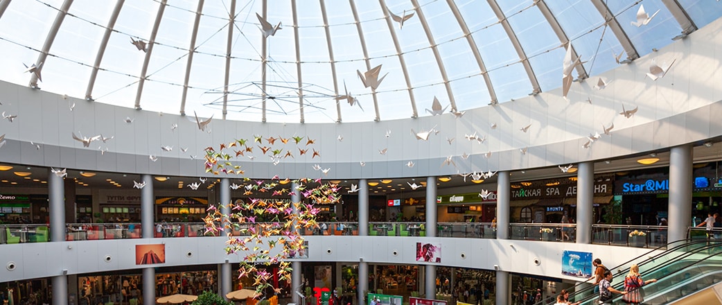 Vector Foiltec verbaut 1.950 m² Texlon® ETFE-Kissen verteilt über drei Kuppelstrukturen im Einkaufszentrum City Park Grad in Woronesch, Russland.