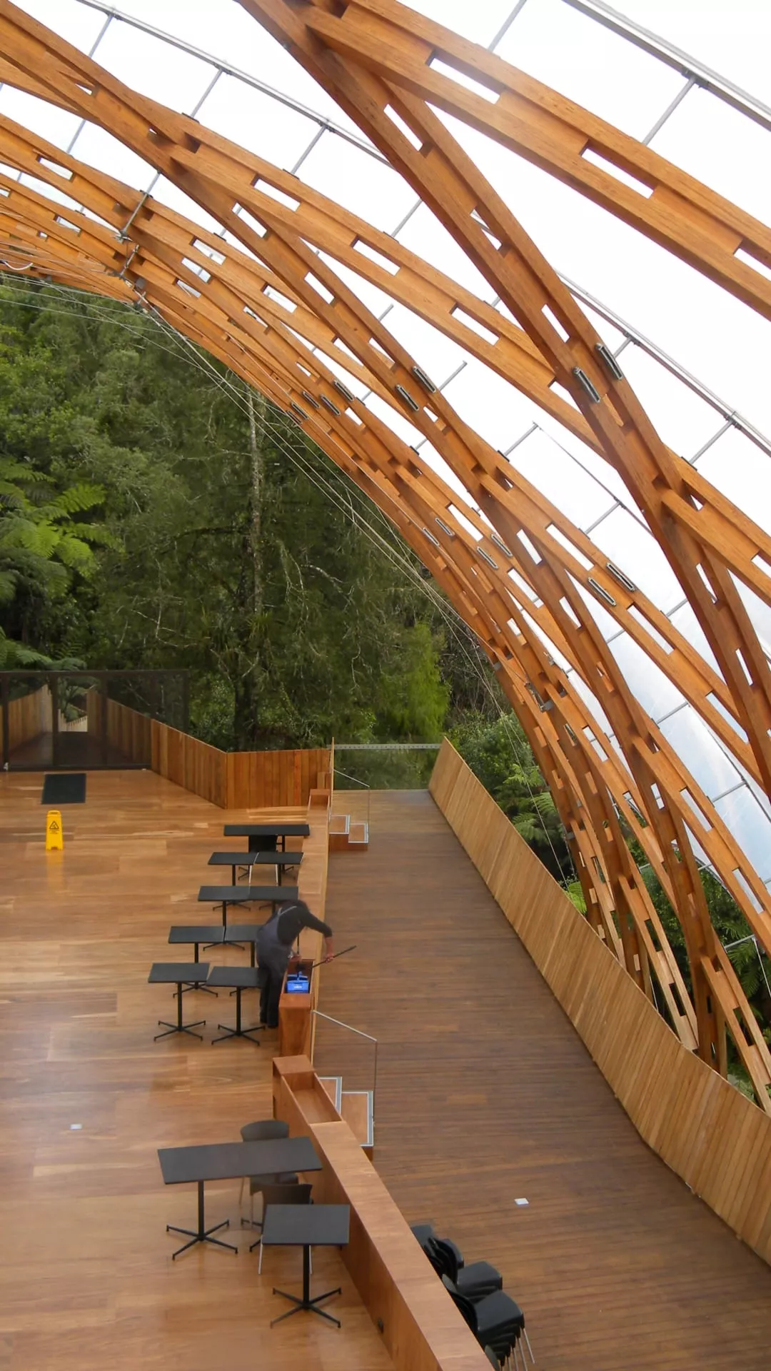Das Design des Besucherzentrums der Waitomo Glowworm Caves war eine Gelegenheit zu zeigen, wie Technik, Umwelt und lokale Kultur in Harmonie miteinander verschmelzen.