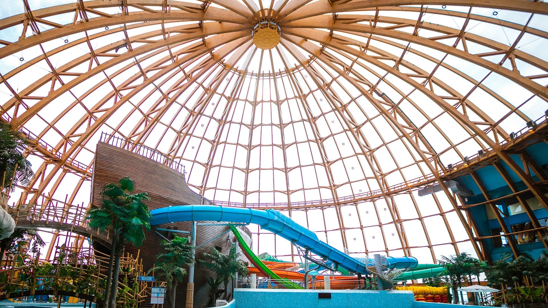 The huge amount of natural daylight coming through the Texlon® ETFE roof elements bathes all of the waterpark attractions in the right amount of light.  