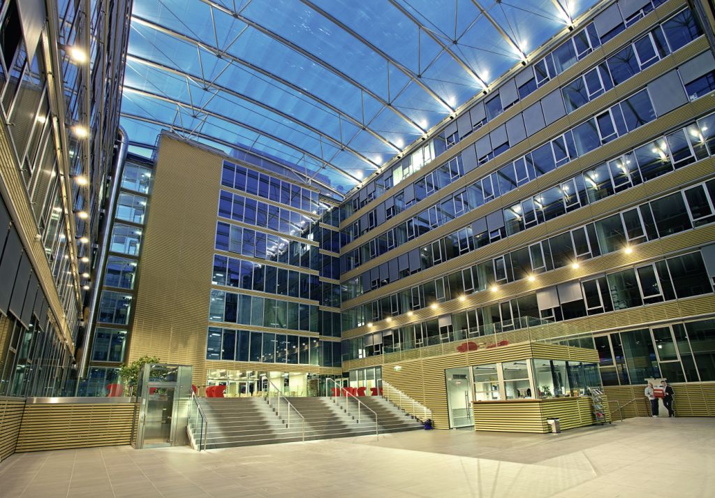 Dank des hohen Vorfertigungsgrads des Texlon-ETFE-Systems konnte die 1.040 Quadratmeter große Dachfläche des Praterstern Innenhofs in kürzester Zeit fertig gestellt werden.