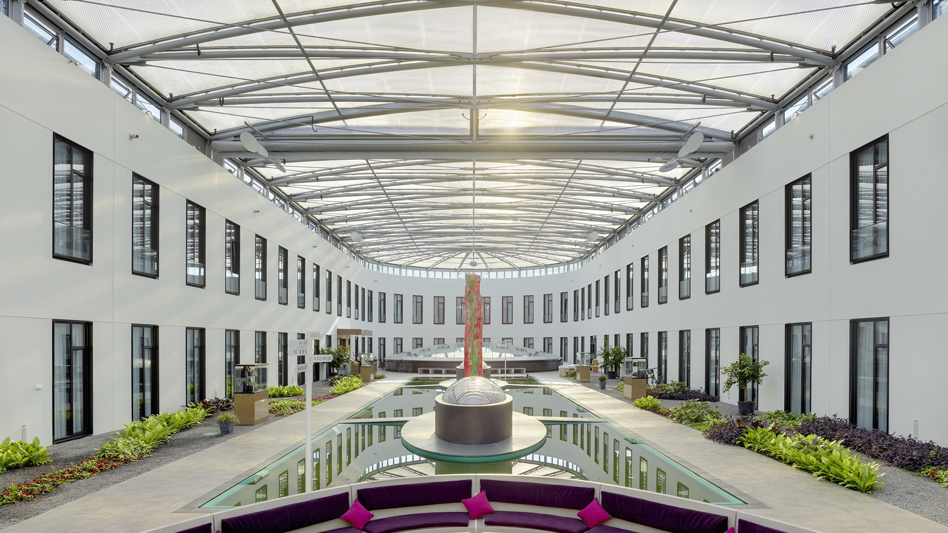 Moa Bogen in Berlin: Große Texlon® ETFE-Folienkissen überspannen den Innenhof und geben den Blick auf den Himmel im Hotel und Einkaufszentrum frei