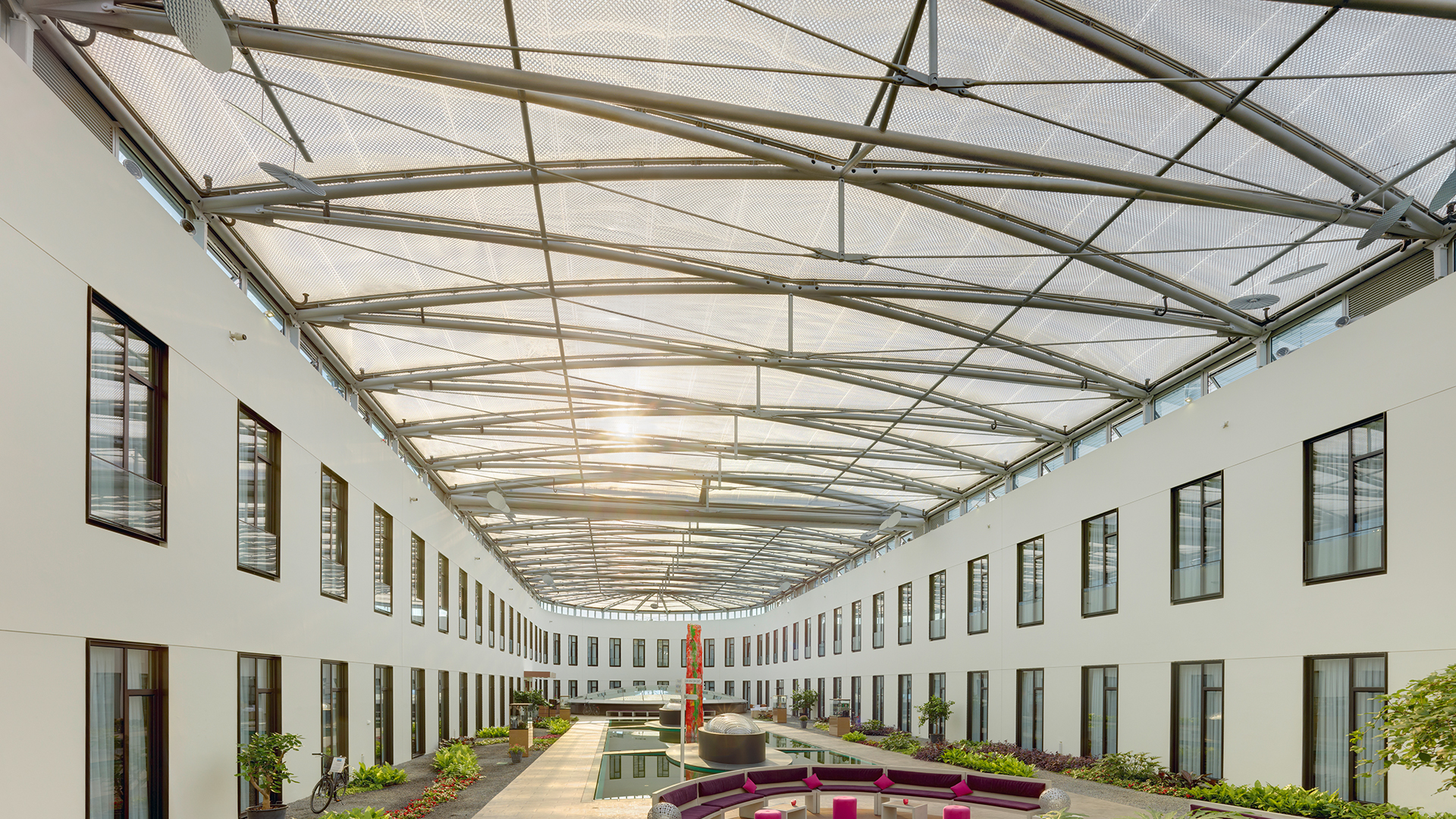 Moa Bogen in Berlin: large Texlon® ETFE foil cushions span the inner courtyard and provide a view of the sky at the Hotel and Shopping Center