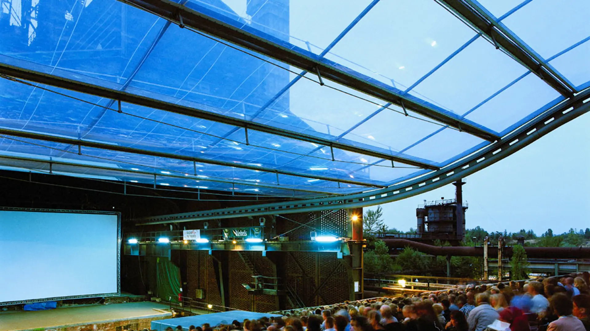 Bei der Open-Air-Bühne Gießhalle in Duisburg sind zwei Drittel der Tribüne mit einem beweglichen Texlon® ETFE-Vordach überdacht.
