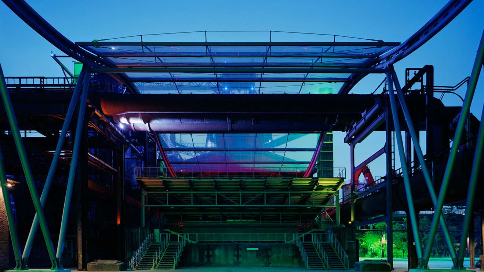 in der Nacht: Bei der Open-Air-Bühne Gießhalle in Duisburg sind zwei Drittel der Tribüne mit einem beweglichen Texlon® ETFE-Vordach überdacht.