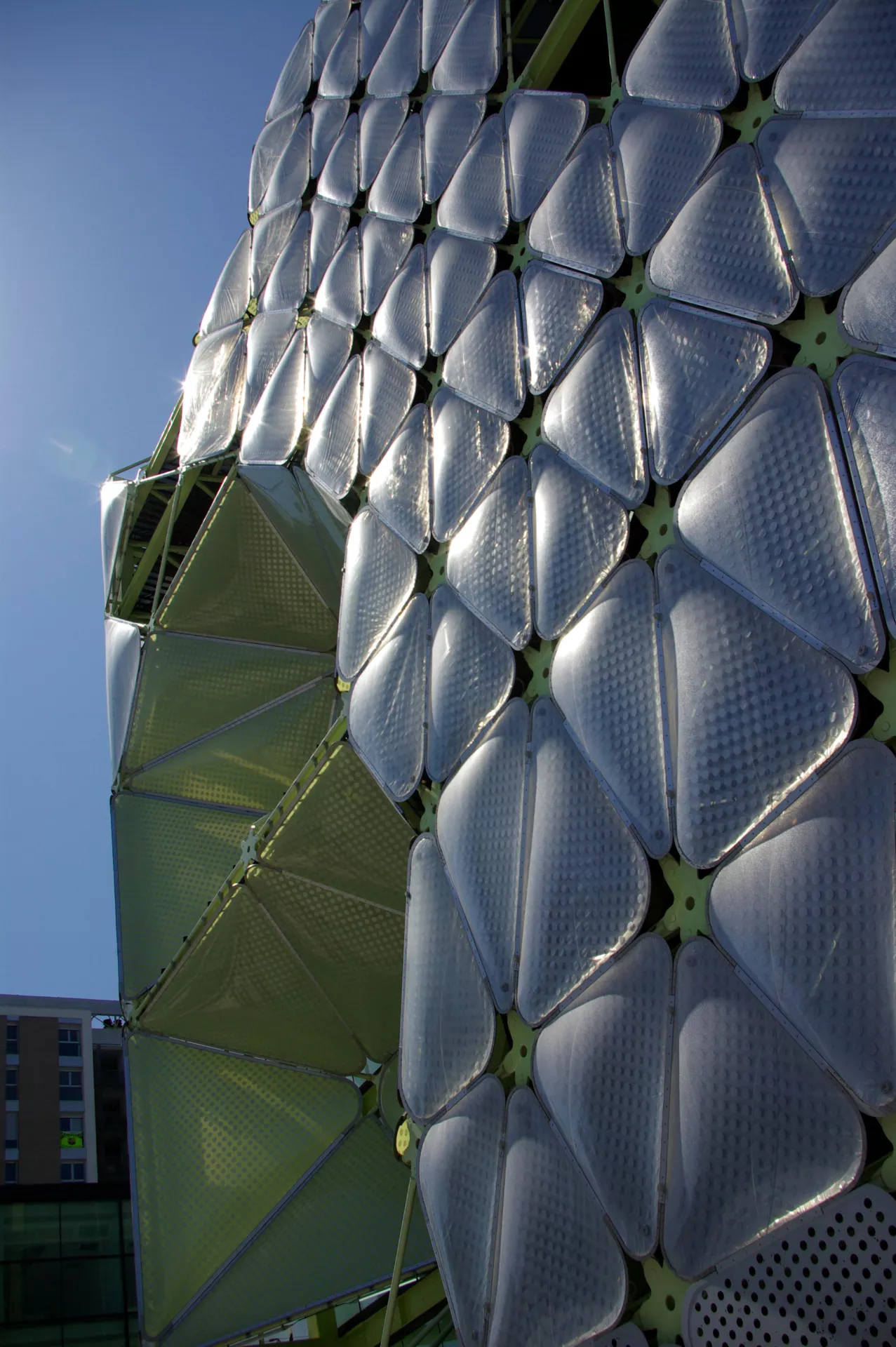 The individually climatic controlled Texlon® ETFE cushions of the East facade receive an average of six hours of sunshine a day and use Vector Foiltec’s Texlon® Vario system to optimise solar gain in any climate.