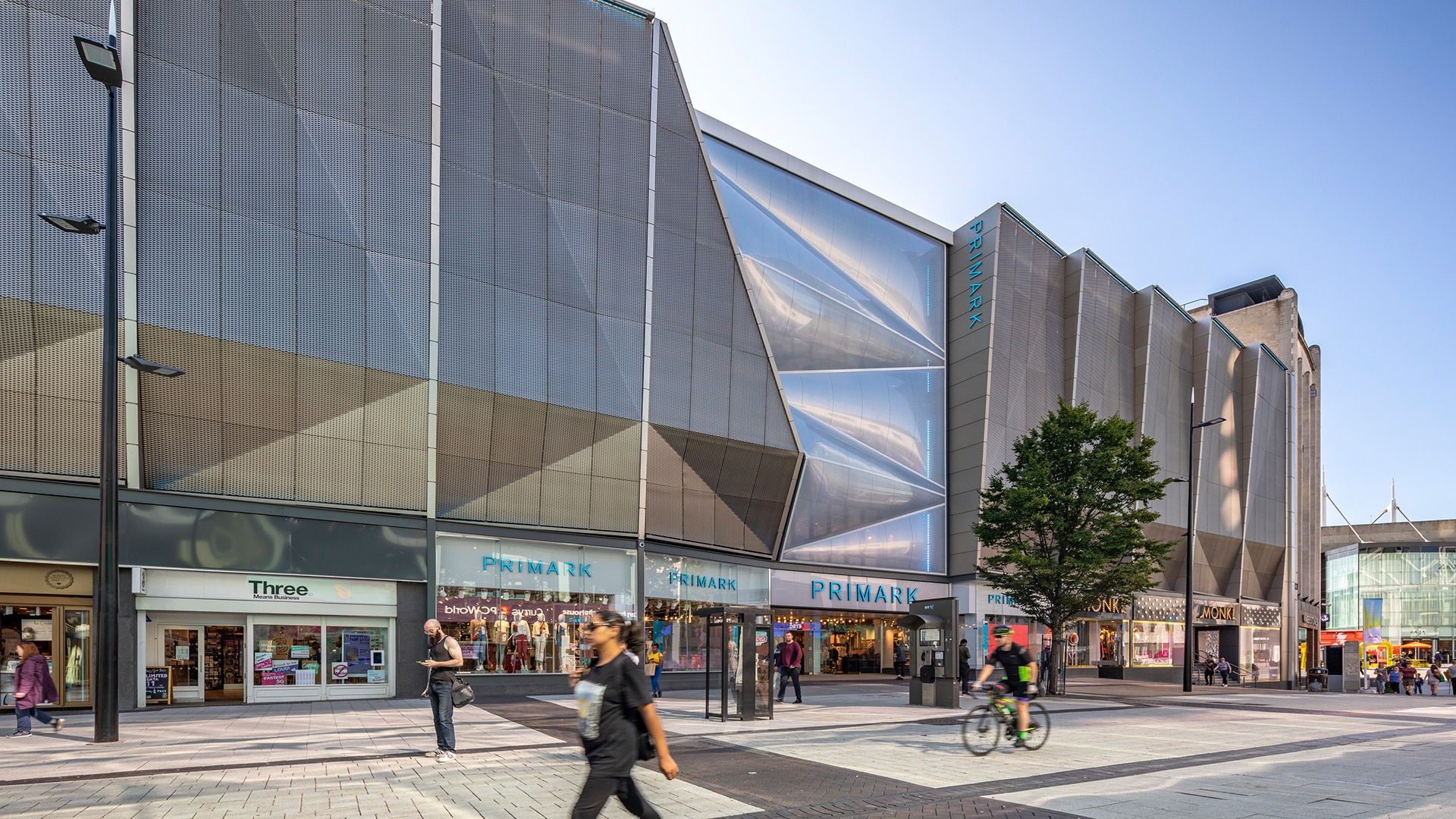Die größte Primark-Filiale der Welt in Birmingham hat ein neues Gesicht: eine Fassade  aus Texlon® ETFE von Vector Foiltec.