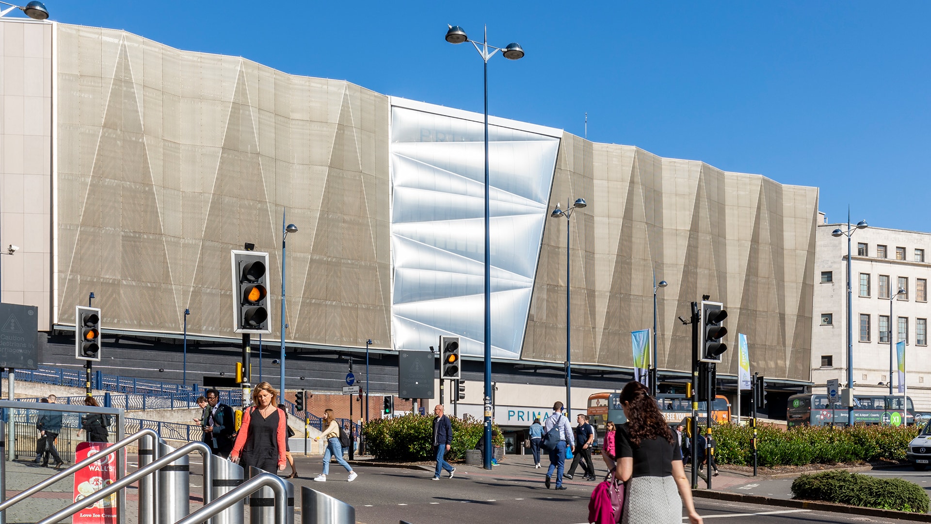 Die größte Primark-Filiale der Welt in Birmingham hat ein neues Gesicht: eine Fassade  aus Texlon® ETFE von Vector Foiltec.