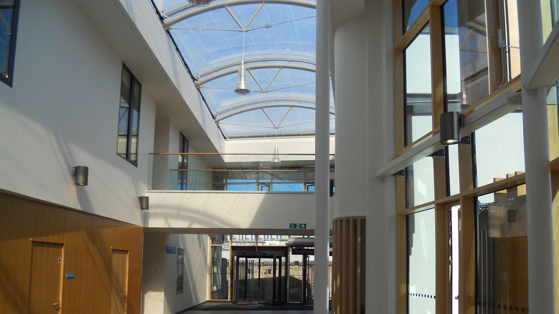 Leichte Texlon® ETFE-Folienkissen von Vector Foiltec überspannen das Atriumdach des Musselburgh Primary Care Centre in Großbritannien.