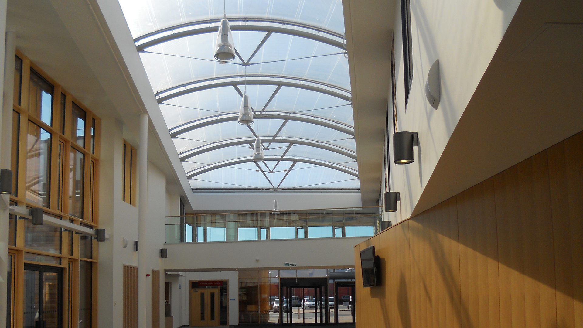 Leichte Texlon® ETFE-Folienkissen von Vector Foiltec überspannen das Atriumdach des Musselburgh Primary Care Centre in Großbritannien.