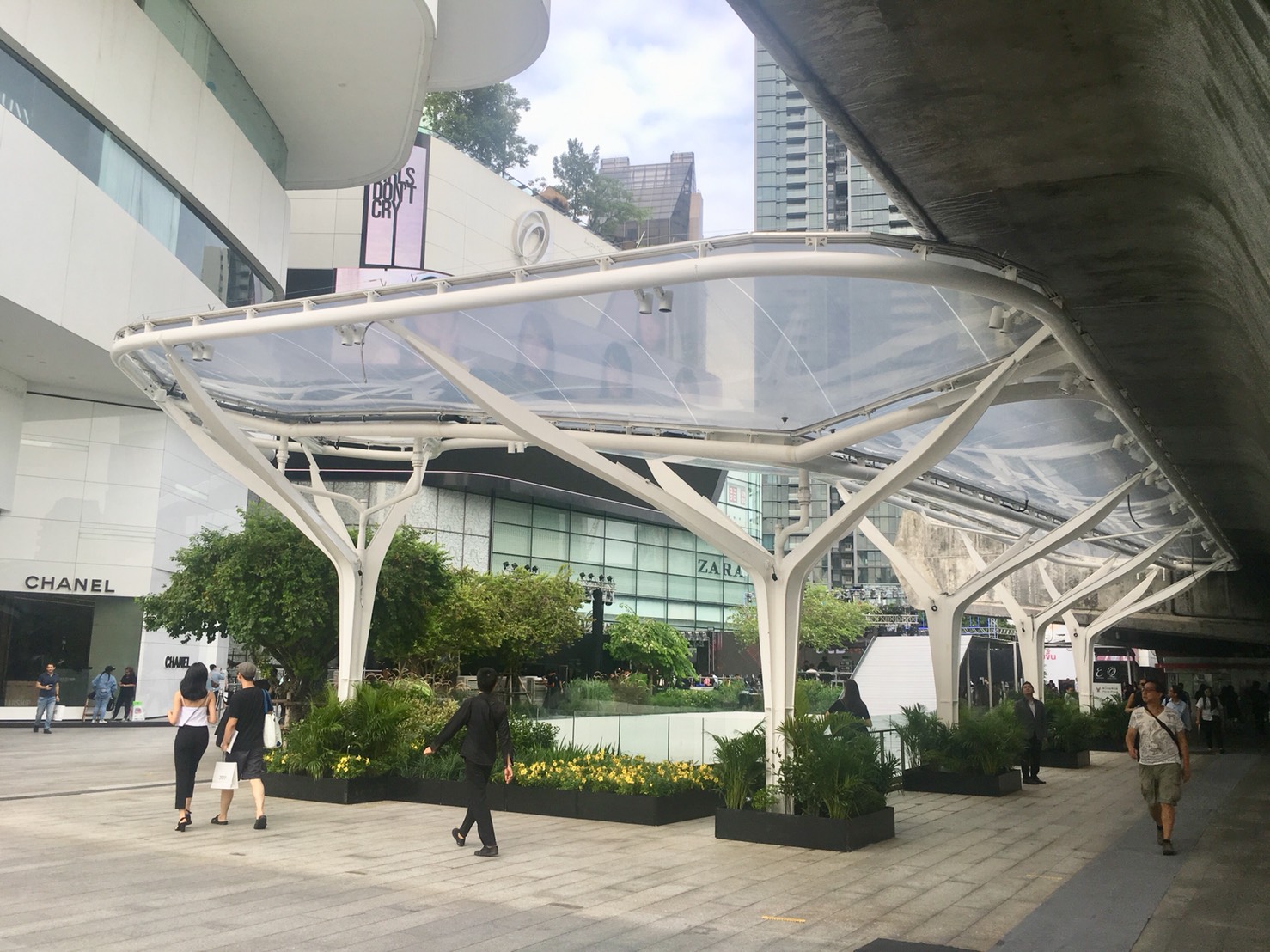 Texlon® ETFE Vordächer verbinden den Skytrain-Bahnhof mit der Em Quartier Mall und der Emporium Mall.