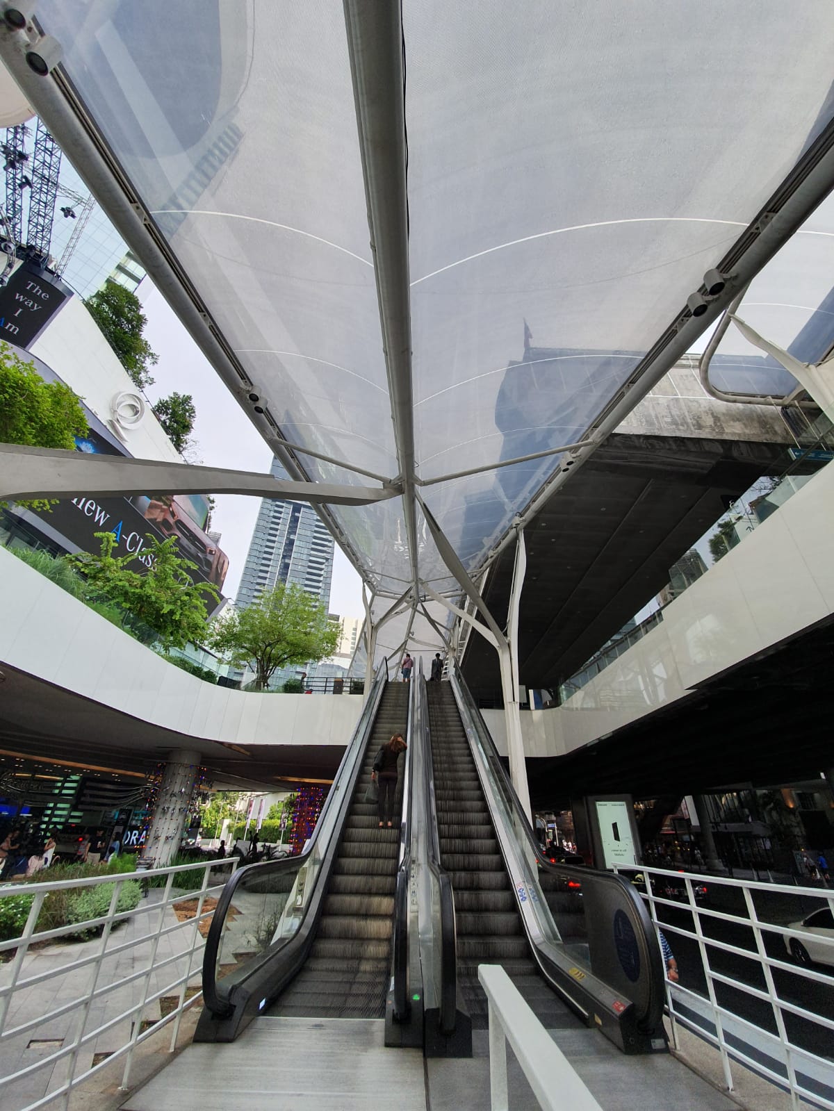 Texlon® ETFE Vordächer verbinden den Skytrain-Bahnhof mit der Em Quartier Mall und der Emporium Mall.