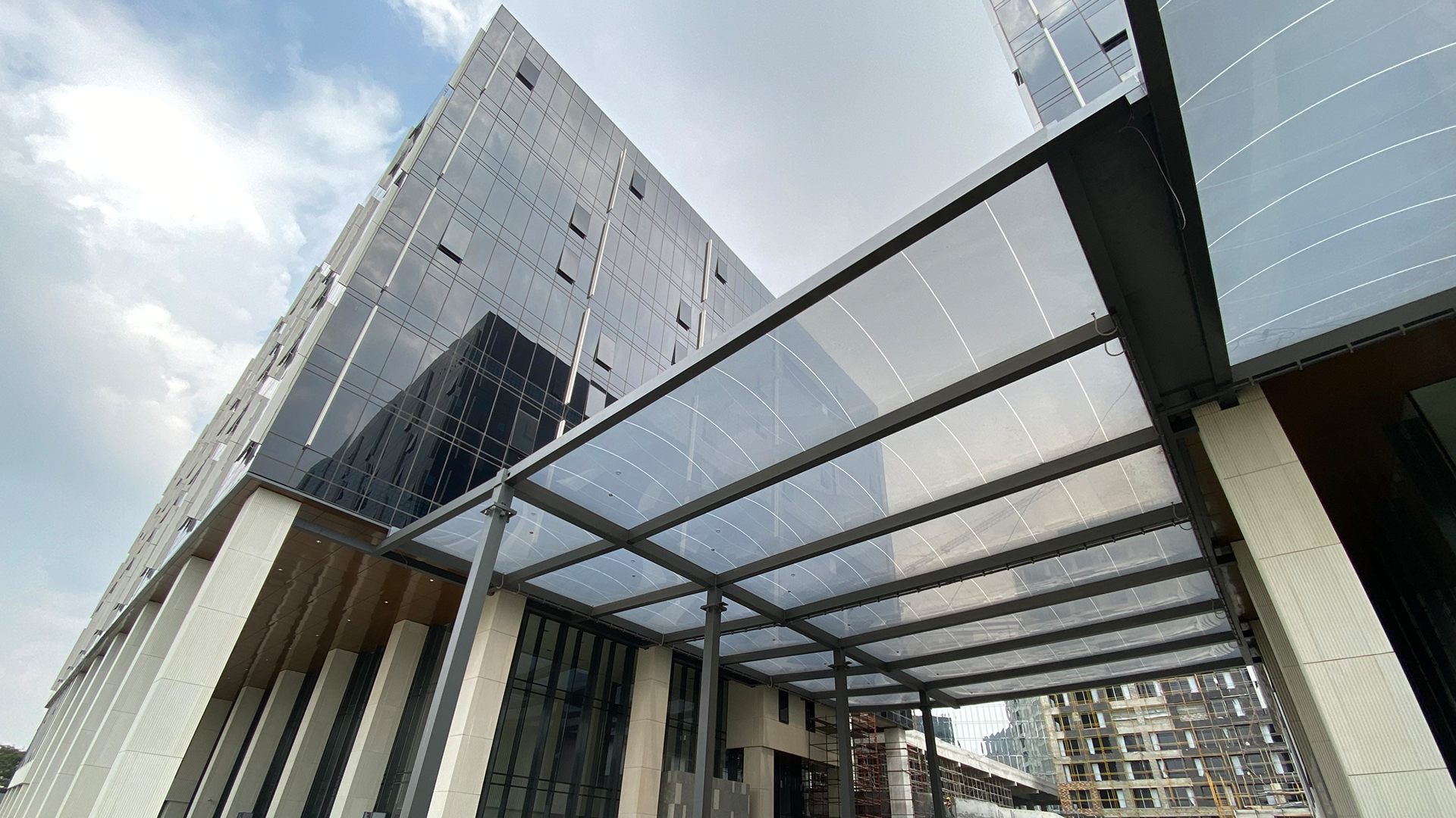 The elegant ETFE canopies, which cover an area of 4,637 m², have significantly enhanced the Manyata Embassy Business Park office building.