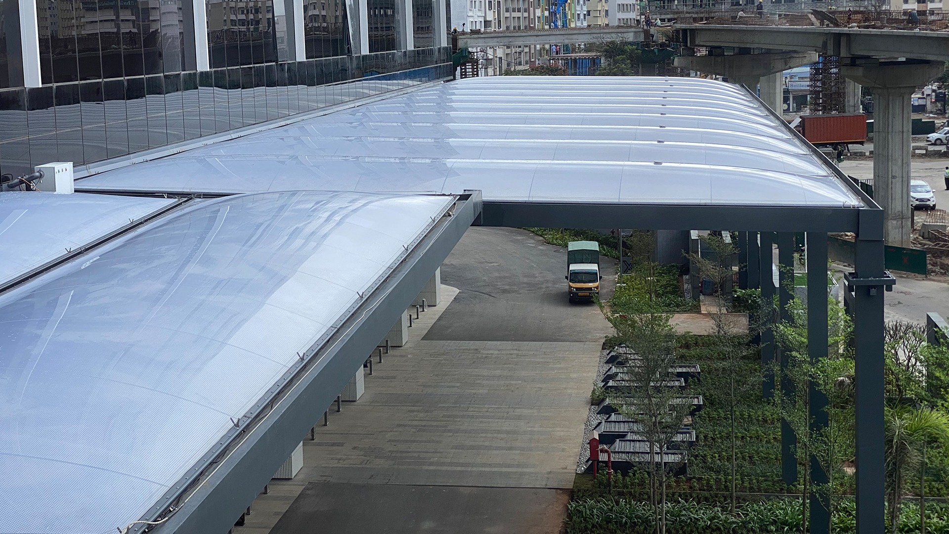 Die eleganten ETFE-Vordächer, die eine Fläche von 4.637 m² bedecken, unterstützen das Design und die Funktion des Bürogebäudes Embassy Manyata Business Parks