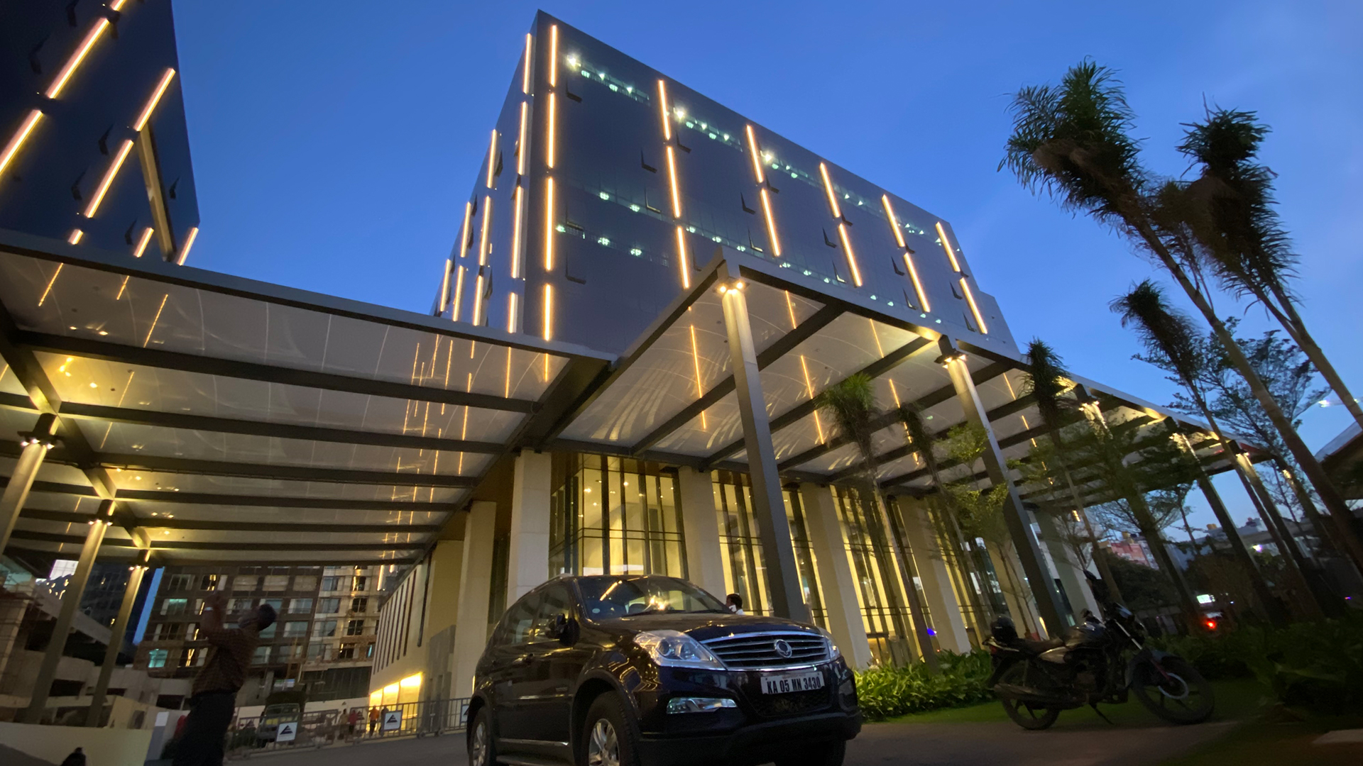 Die eleganten ETFE-Vordächer, die eine Fläche von 4.637 m² bedecken, unterstützen das Design und die Funktion des Bürogebäudes Embassy Manyata Business Parks