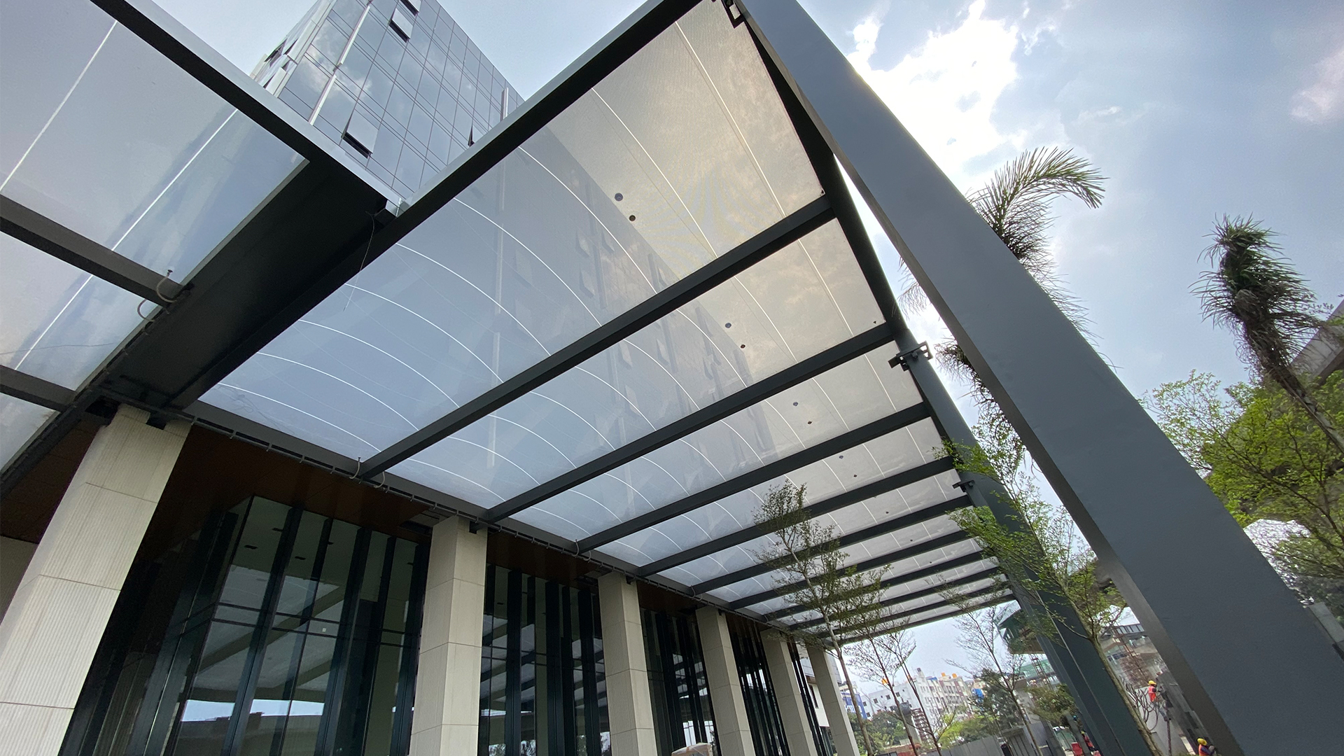 The elegant ETFE canopies, which cover an area of 4,637 m², have significantly enhanced the Manyata Embassy Business Park office building.