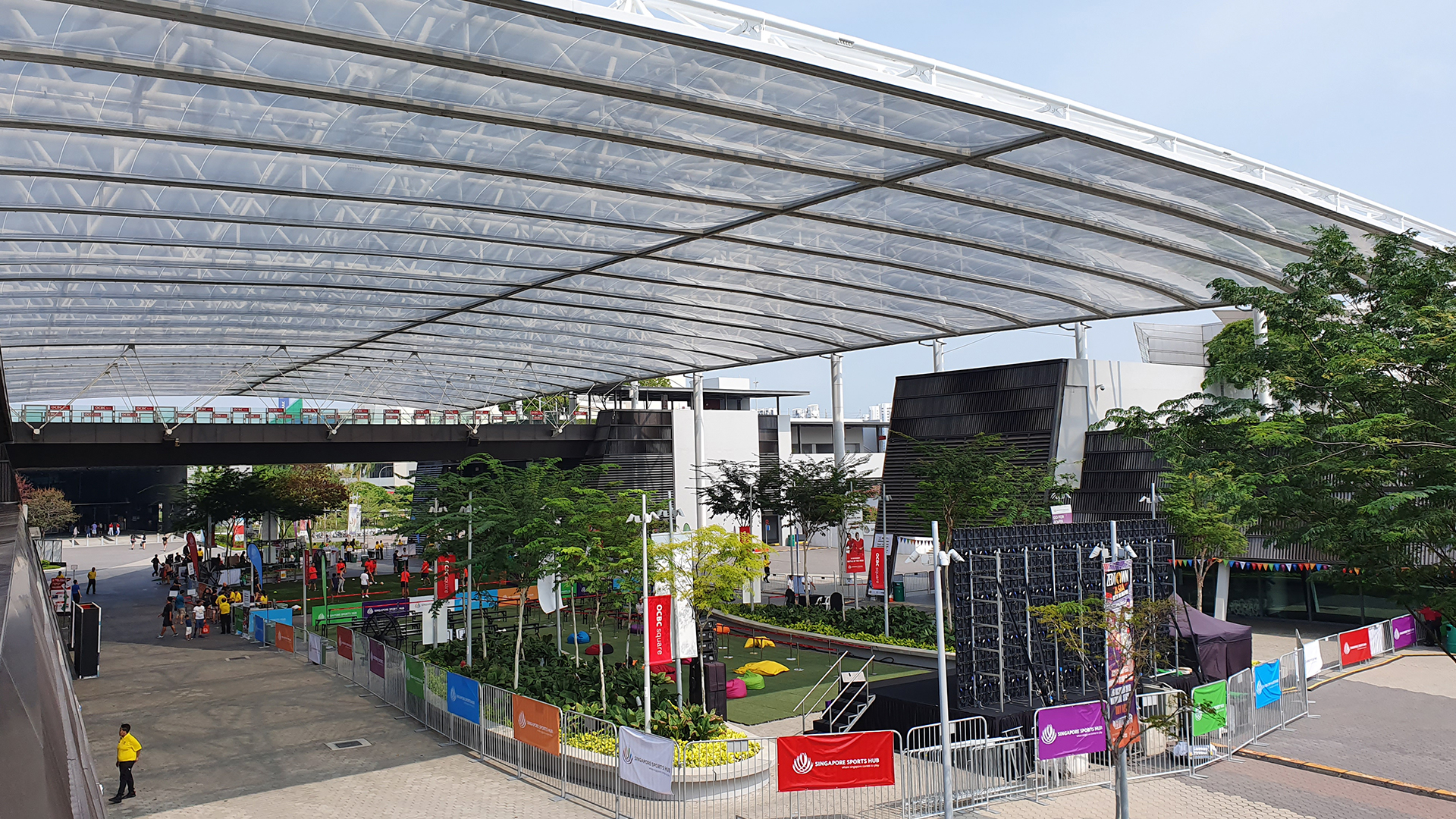 Veranstaltungen aller Art nutzen den West Plaza im Singapore Sports Hub mit einem 4.000 m² großen Texlon® ETFE-Vordach, um das Erlebnis der Besucher zu verbessern.