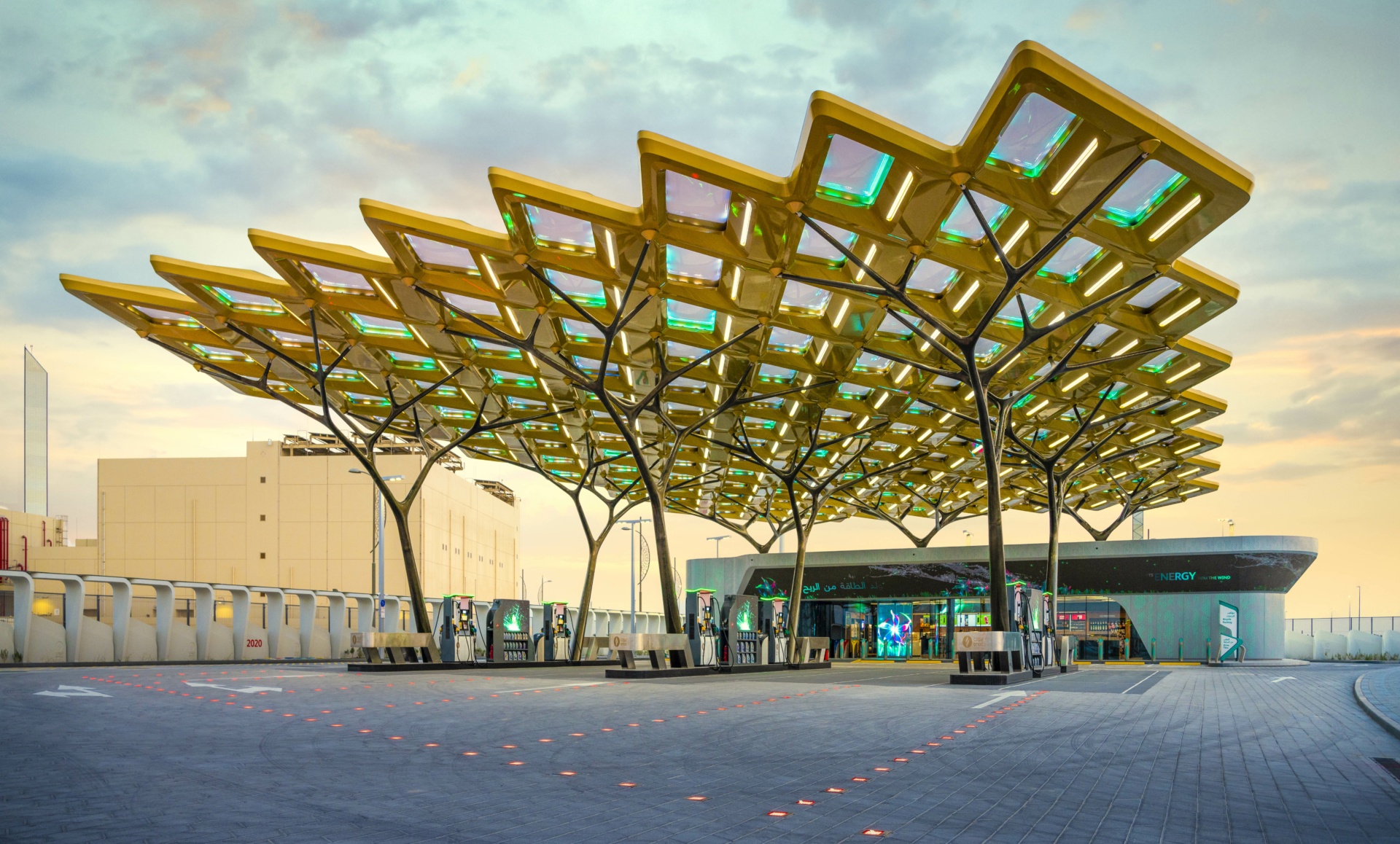 Service Station of the Future in Dubai für die Expo2020: das erste Projekt, bei dem ETFE mit Kohlefaser kombiniert wurde. 