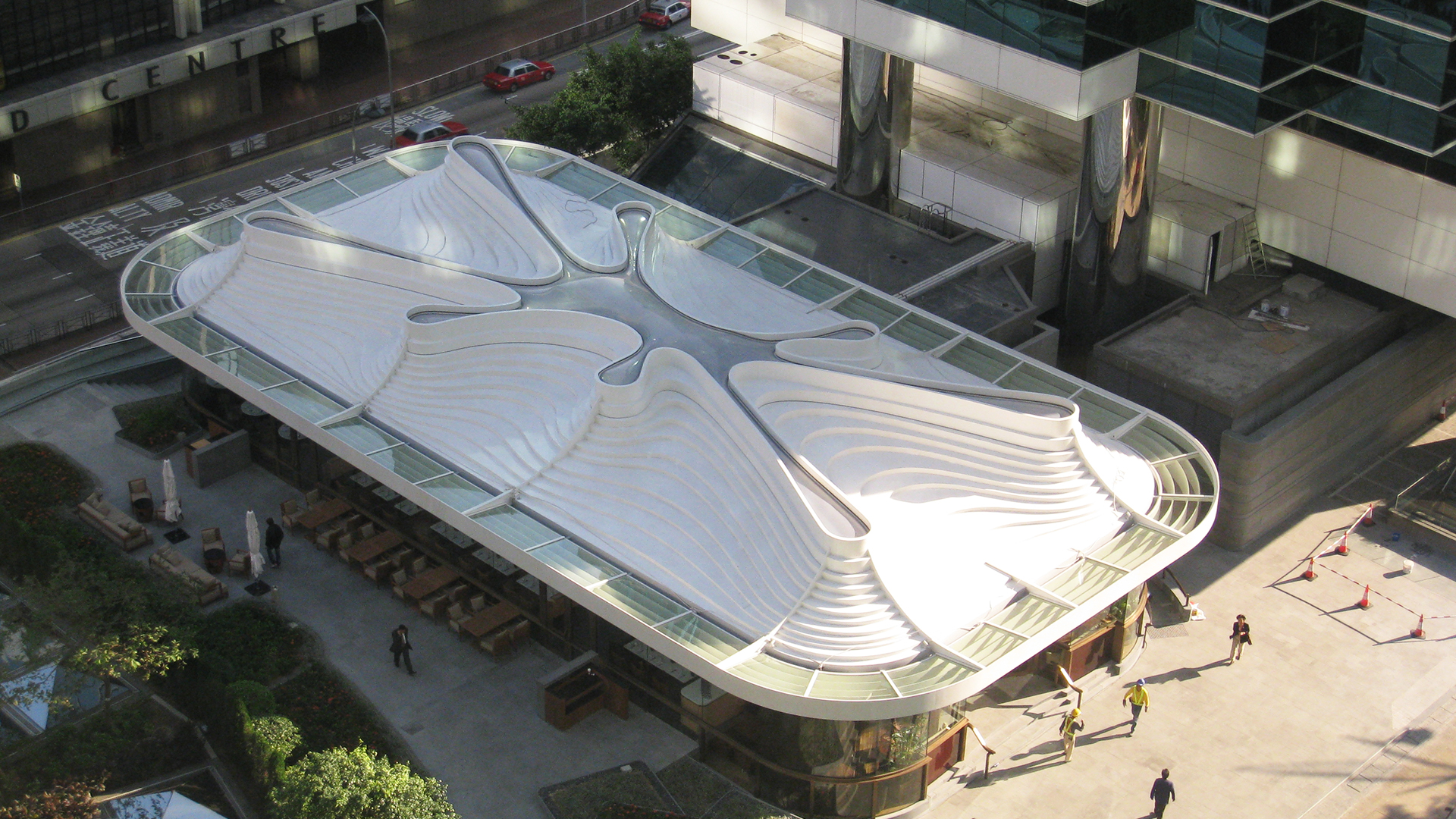 Das Fine-Dining-Restaurant "The Continental" mit einer wirbelnden Decke aus gefaltetem Stahl und einem Texlon® ETFE-Oberlicht in Form eines Tintenkleckses. 