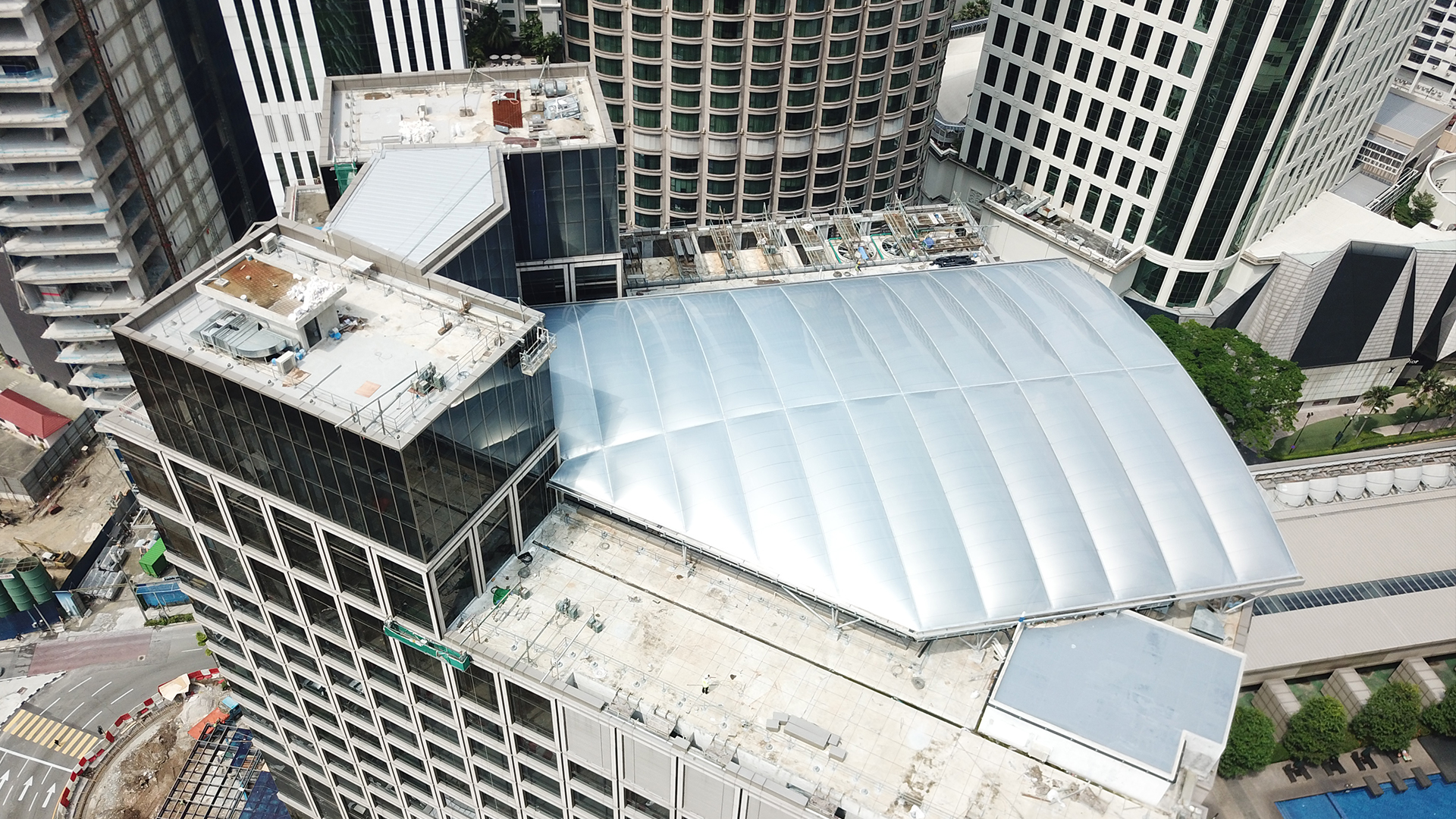 In Kuala Lumpur ist das Royal Pavilion Hotel, das auf der bestehenden Pavilions KL Mall errichtet wurde, von einem ETFE-Vordach überdacht.