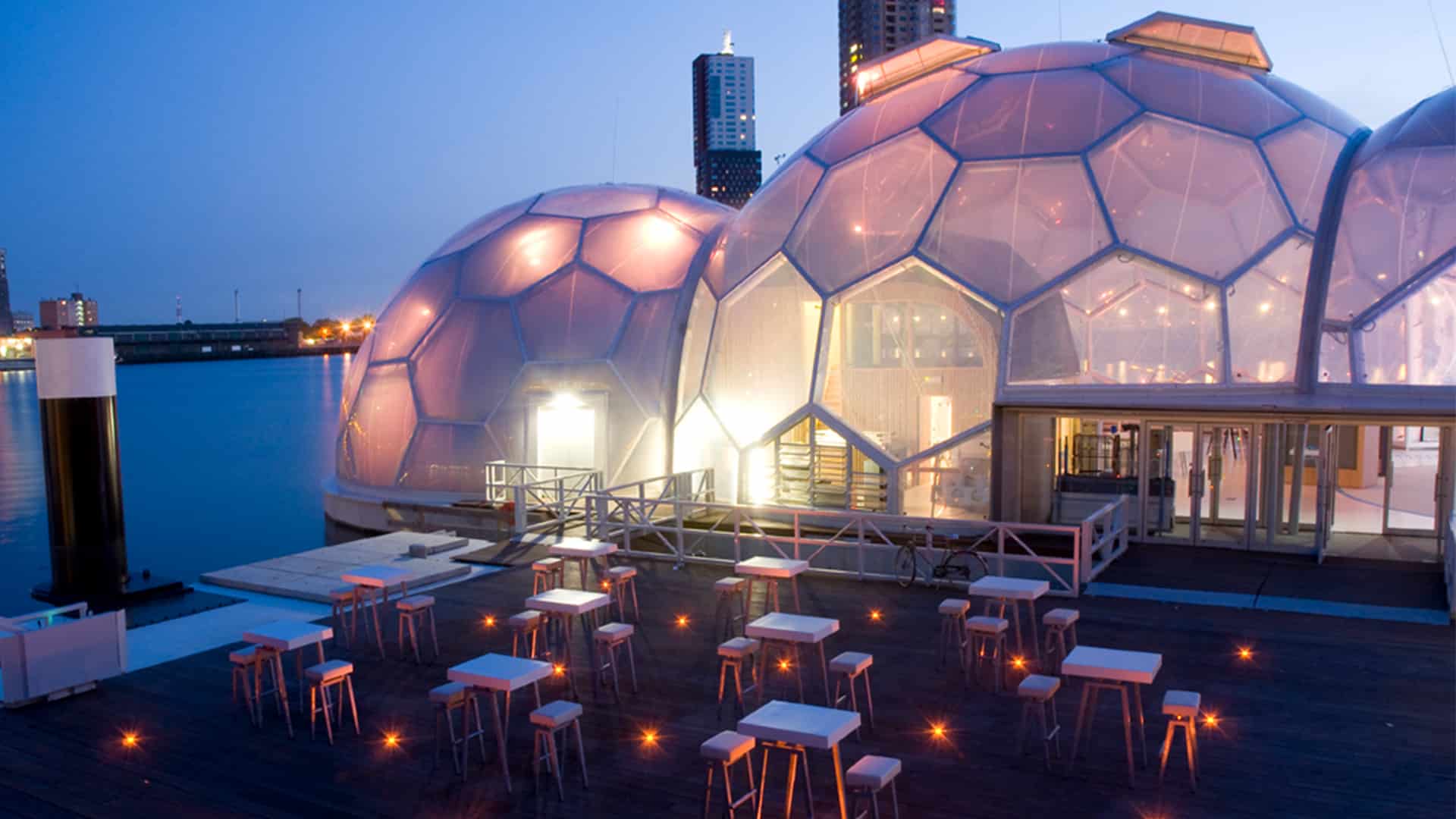 Die Kuppeln des schwimmenden Pavillons in Rotterdam, entworfen von Deltasync und Public Domain Architects, sind mit Texlon® ETFE verkleidet.