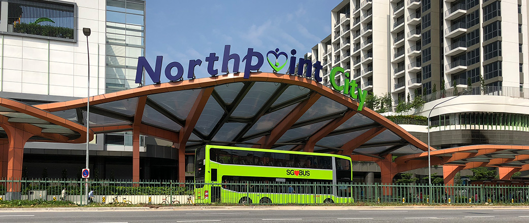 Northpoint City, das größte Einkaufszentrum im Norden Singapurs, schützt Sie mit einem beeindruckenden Texlon® ETFE-Vordach vor den Wettereinflüssen.