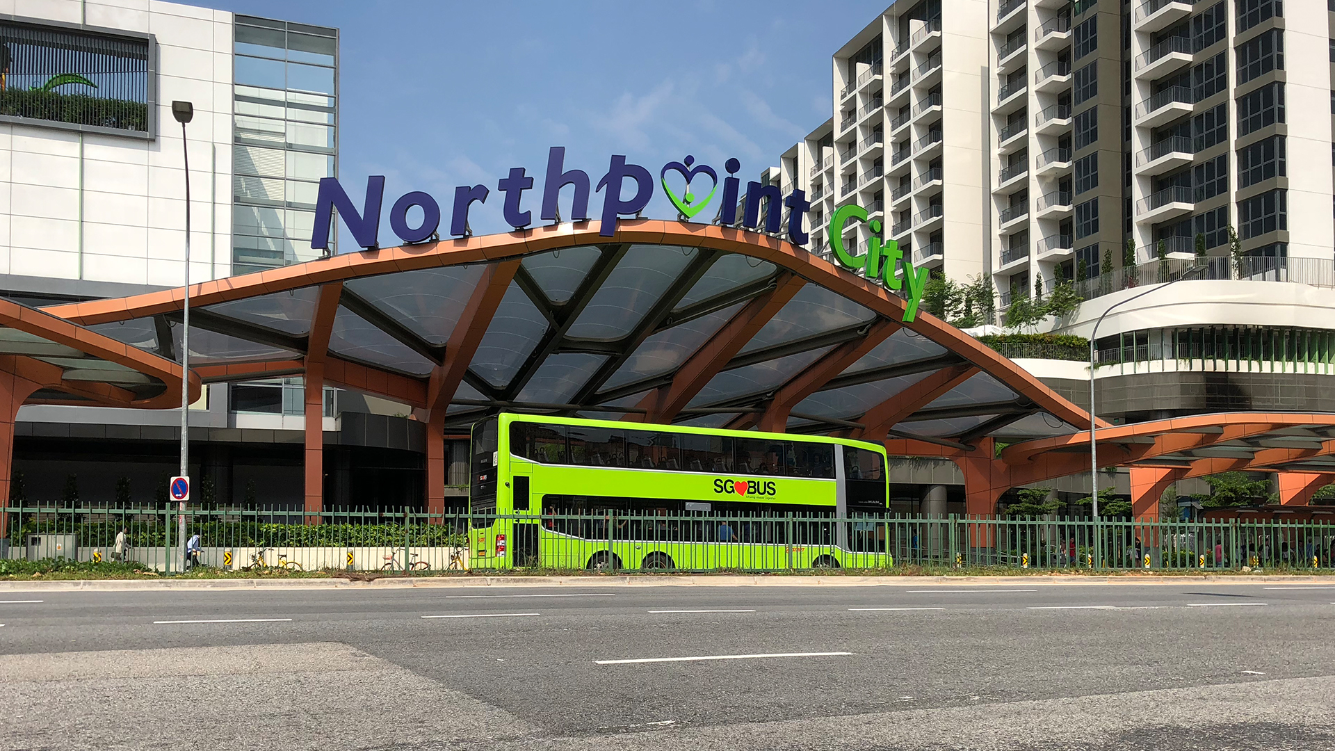Northpoint City, das größte Einkaufszentrum im Norden Singapurs, schützt Sie mit einem beeindruckenden Texlon® ETFE-Vordach vor den Wettereinflüssen.