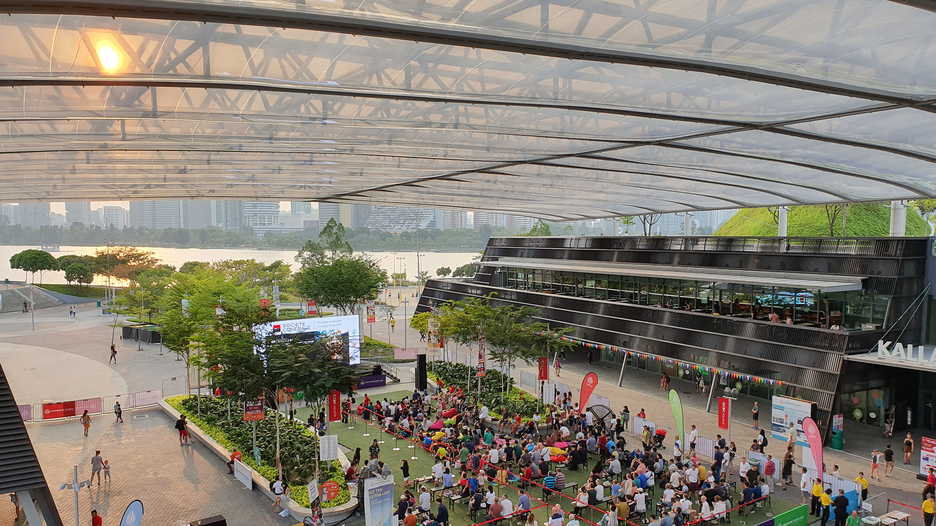 Veranstaltungen aller Art nutzen den West Plaza im Singapore Sports Hub mit einem 4.000 m² großen Texlon® ETFE-Vordach, um das Erlebnis der Besucher zu verbessern.
