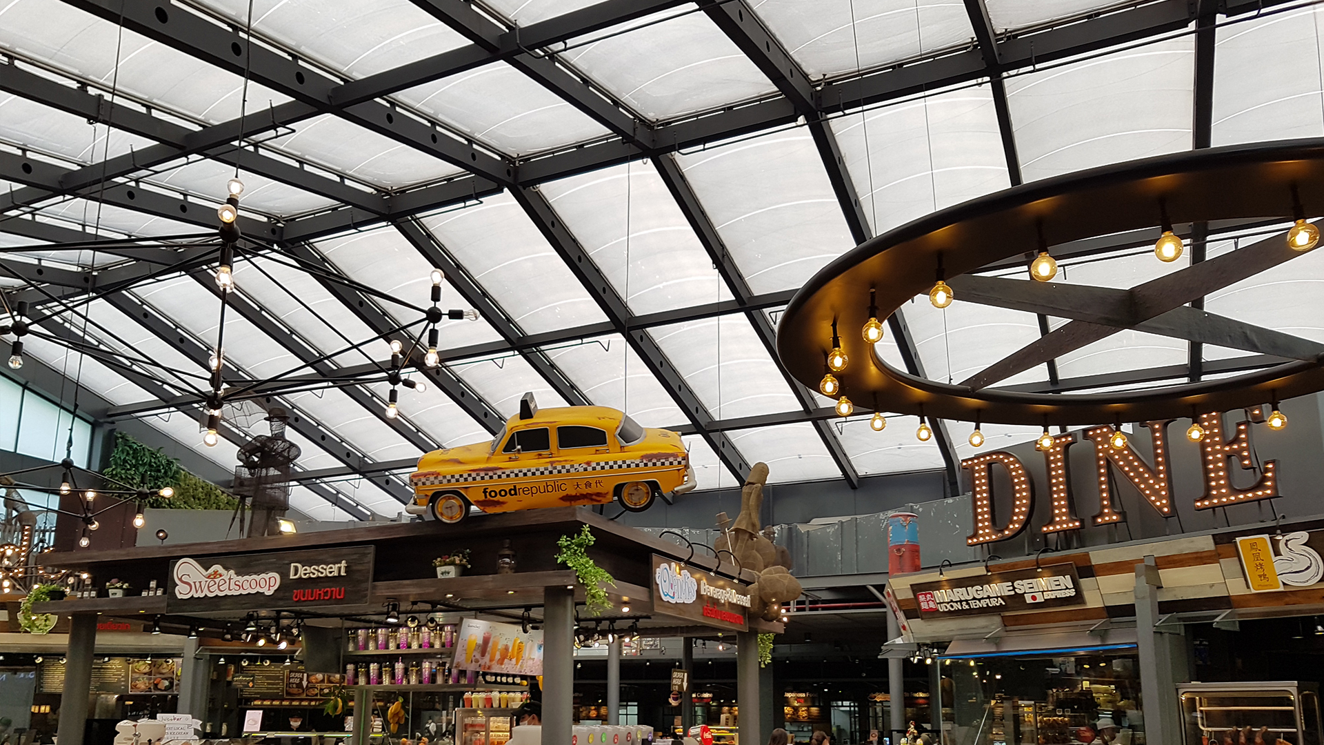 Ein ausgeklügeltes 3-lagiges ETFE-Kissensystem mit weißer Oberfolie lässt tagsüber das Sonnenlicht in das Einkaufszentrum.