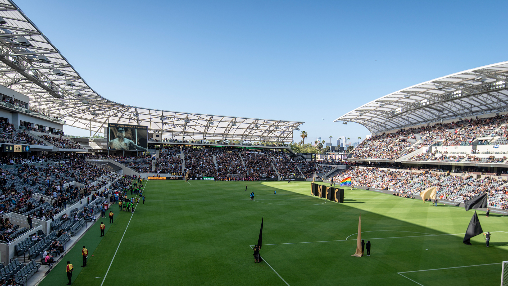 The Texlon® ETFE canopy shading fans from the hot California sun.