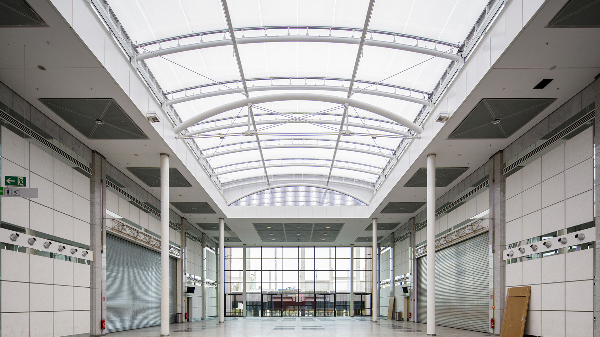 Bei einem Renovierungsprojekt der Koelnmesse wurden zwei wichtige Verbindungen zwischen den Messehallen mit Texlon ETFE verkleidet.