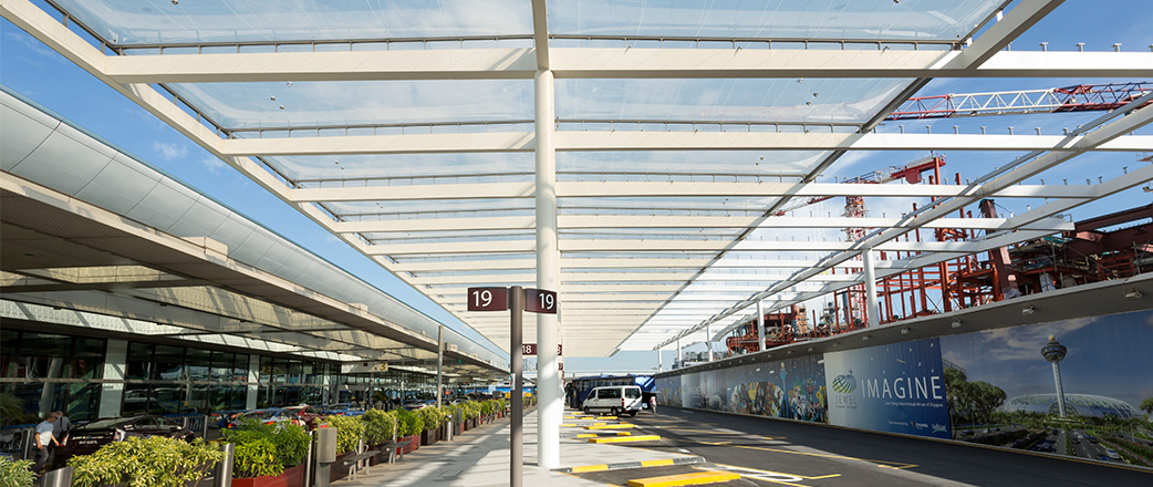 Als Teil des Projektjuwels verbindet das Vordach den neuen Komplex mit dem bestehenden Terminal 1.