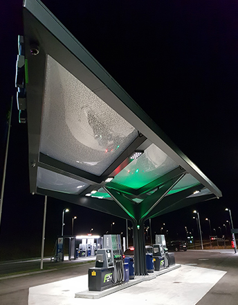 Die Kunden von 4 automatisierten Tankstellen in Dänemark können geschützt durch ein Texlon® ETFE-Vordach tanken. 