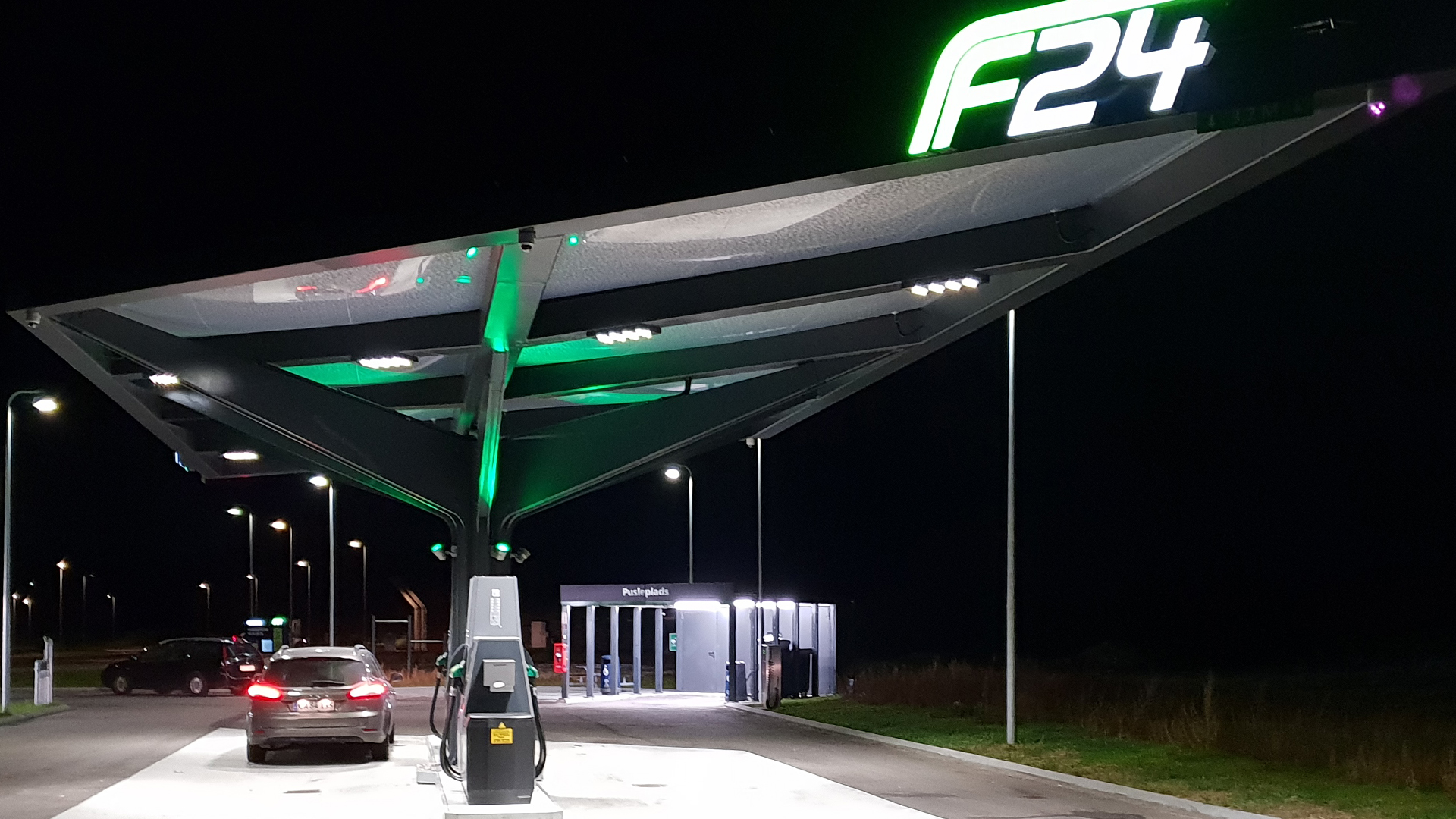 The customers of four automated service stations in Denmark have the pleasure to tank up protected by a Texlon® ETFE canopy. 