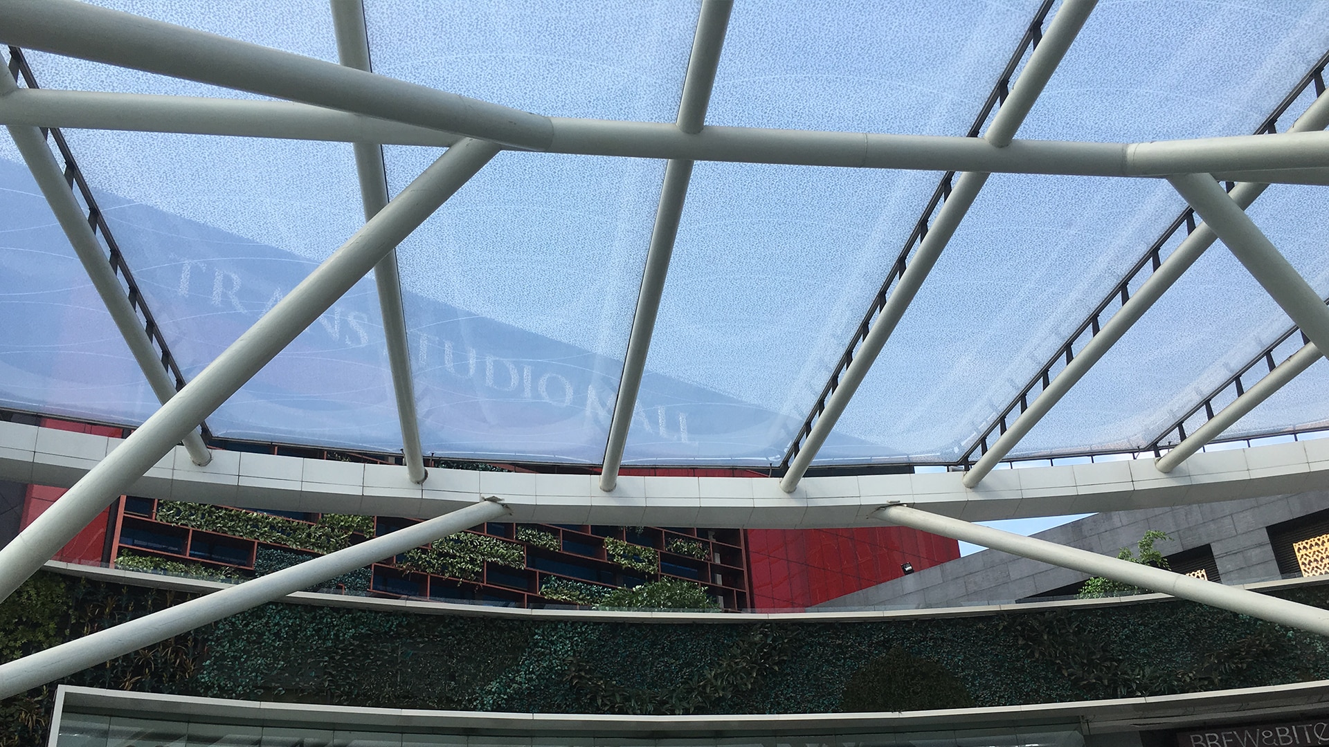 Die Betreiber der Trans Studi Mall Bandung entschieden sich für ein Texlon® ETFE-Vordach, das ihren Besuchern Schutz bietet.