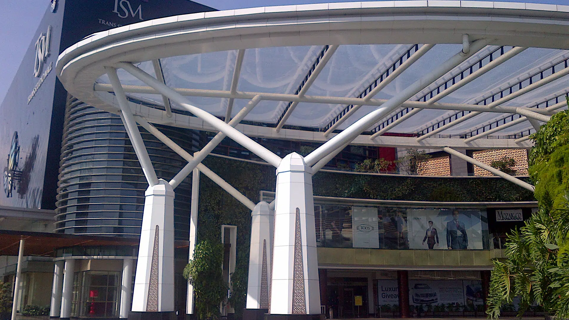 Die Betreiber der Trans Studi Mall Bandung entschieden sich für ein Texlon® ETFE-Vordach, das ihren Besuchern Schutz bietet.