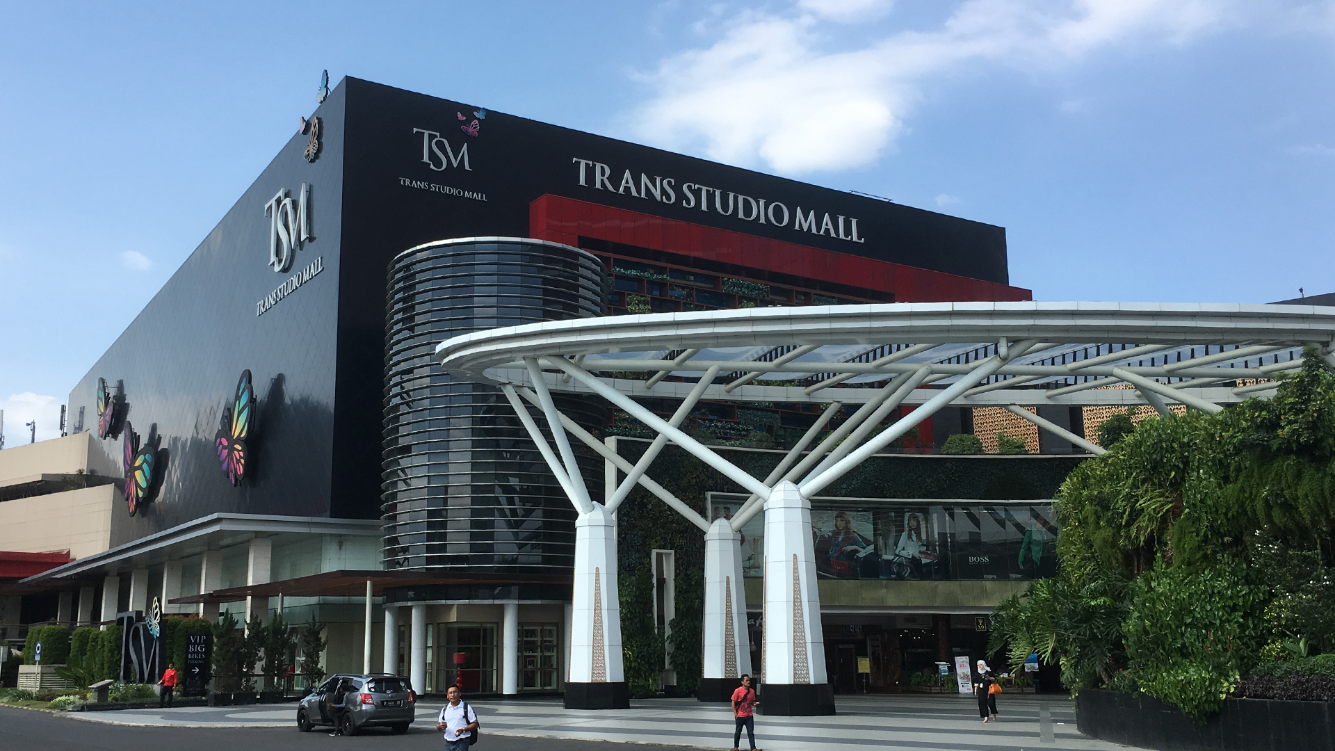 The owners of Trans Studi Mall Bandung decided for a Texlon® ETFE canopy providing shelter to their visitors.