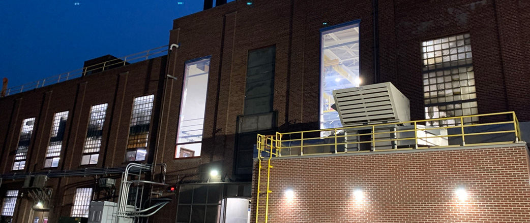 Bei Nacht: Sicht auf die neuen ETFE-Fenster.