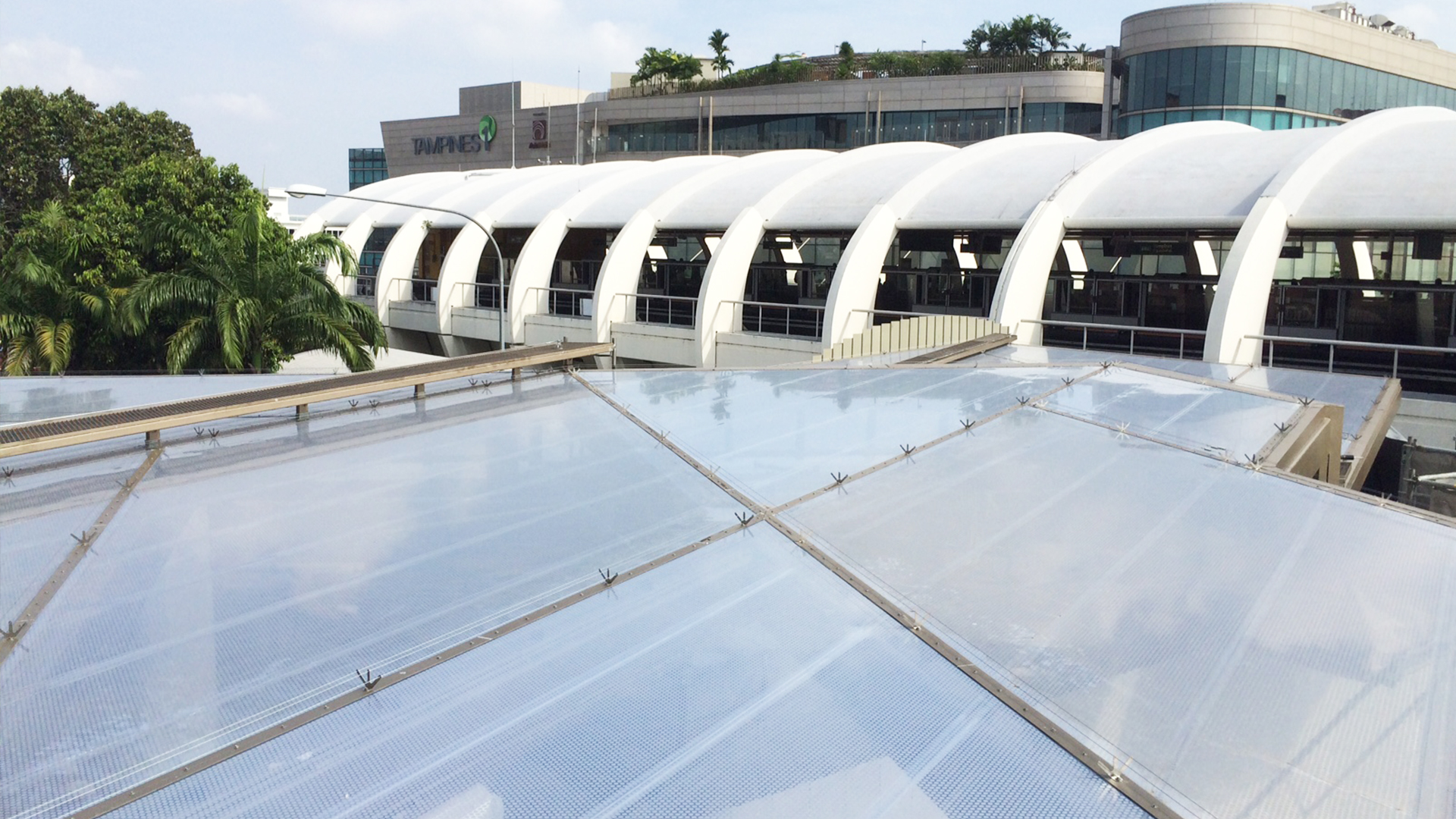 Das Texlon ETFE Vordach bietet den Besuchern, die die Tampines Mall über die MRT-Station Tampines besuchen, Schutz vor Sonne und Regen.