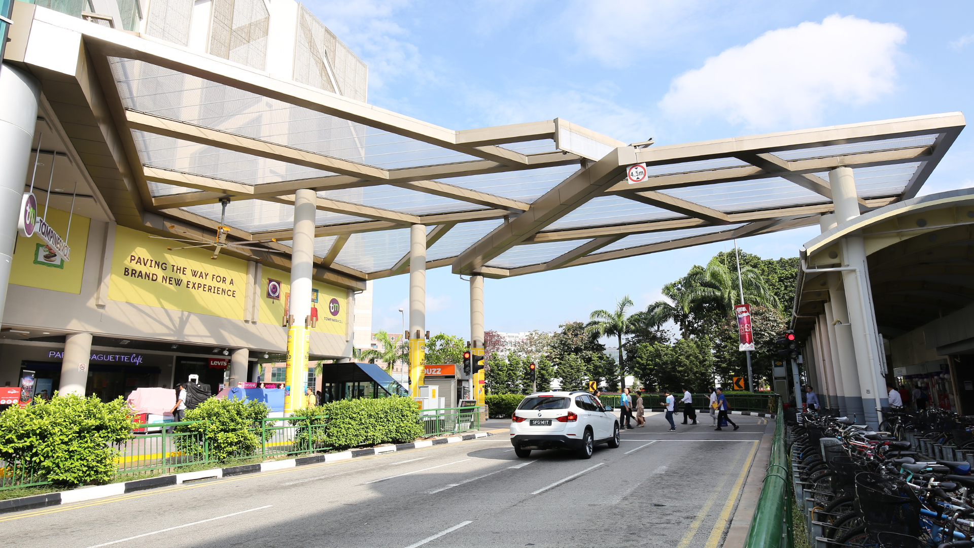 Das Texlon ETFE Vordach bietet den Besuchern, die die Tampines Mall über die MRT-Station Tampines besuchen, Schutz vor Sonne und Regen.