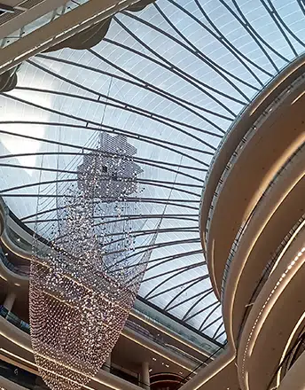 ETFE-Atrium der Assima Mall schlängelt sich wie ein sich bewegender Fluss durch die Mall. 