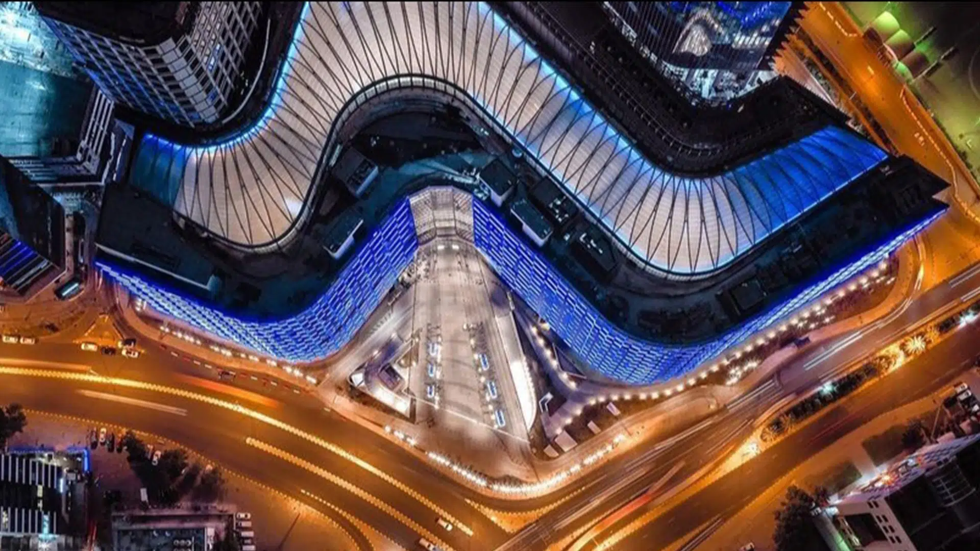 ETFE-Atrium der Assima Mall schlängelt sich wie ein sich bewegender Fluss durch die Mall. 