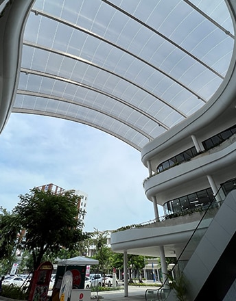 Der Eingang der K Mall in Kambodscha wird von einem Vordach aus Texlon ETFE mit einer Spannweite von 30 Metern überdacht, das leicht gebogen ist.