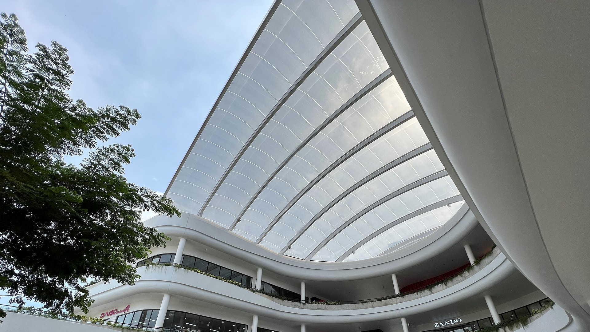 Der Eingang der K Mall in Kambodscha wird von einem Texlon ETFE-Vordach mit einer Spannweite von 30 Metern überdacht, das leicht gebogen ist.