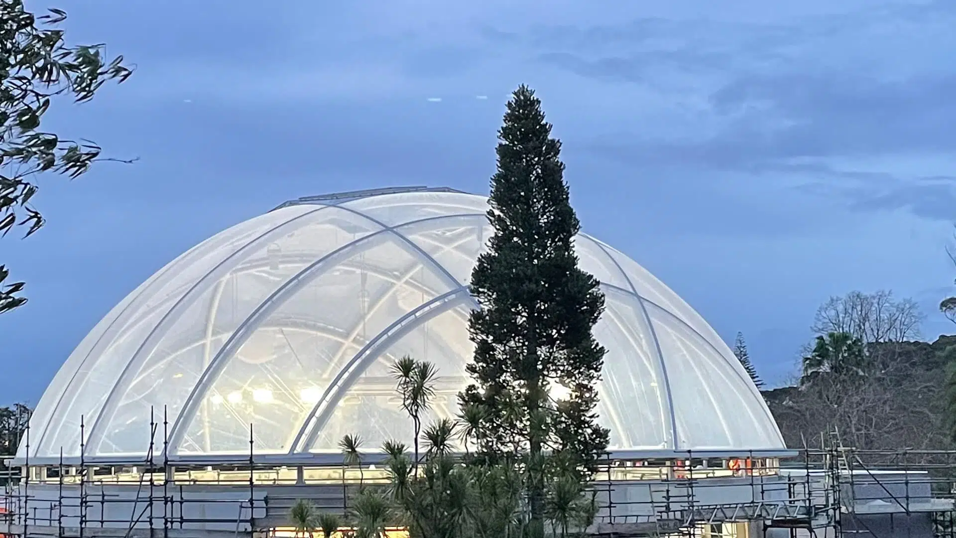 ‘Swamp Forest’ Diese Texlon ETFE-Kuppel bildet das Dach des "Swamp Forest" im Zoo von Auckland.