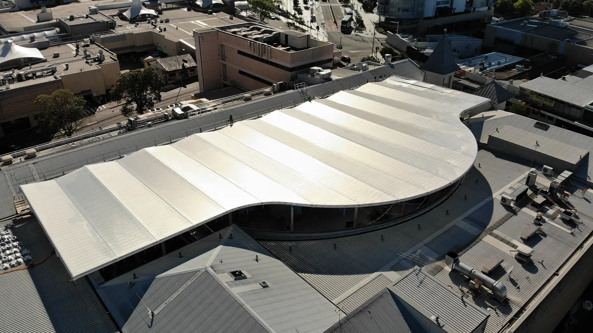 Dieses 1.800 m² große, einlagige Vordach aus Texlon® ETFE ist eine schöne Ergänzung zu dem Einkaufszentrum Castle Towers in Sydney.